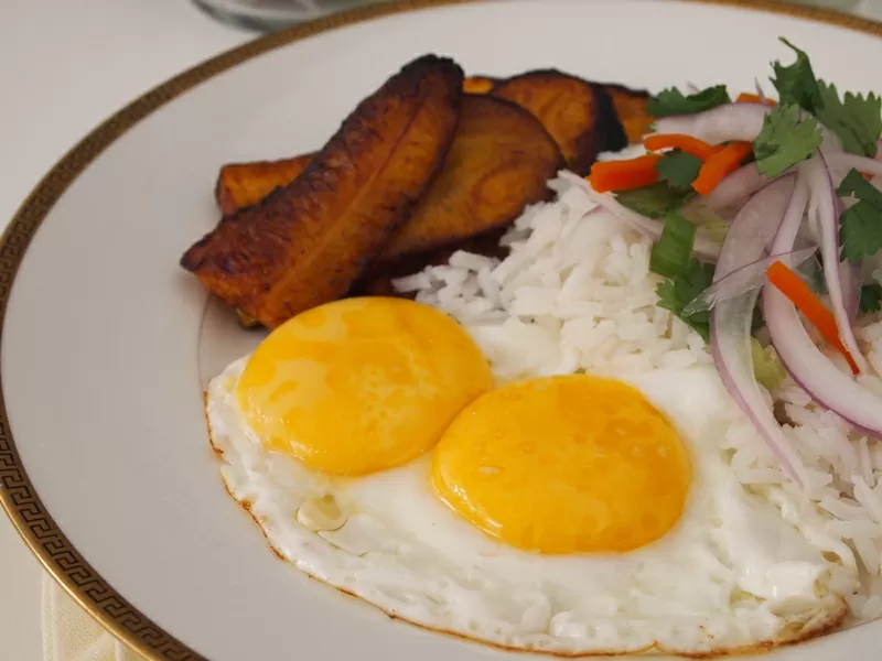 #LunesSinCarne – Arroz a la Cubana, un almuerzo exprés para mover las caderas