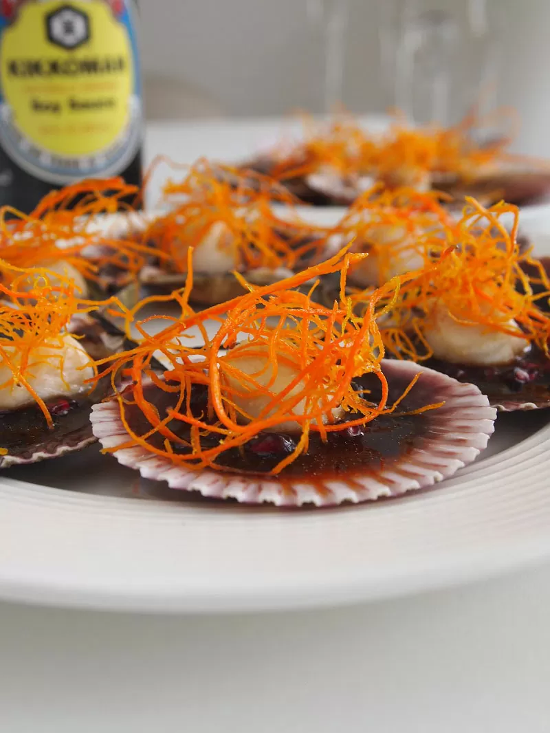 Vieiras braseadas con salsa de soja y granada