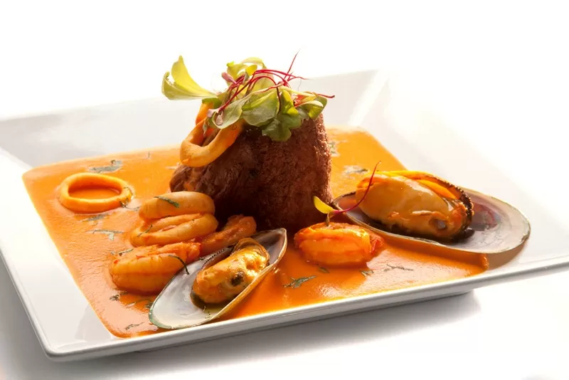 Medallones de solomillo con salsa macho – Un festín de mariscos para hombres valientes