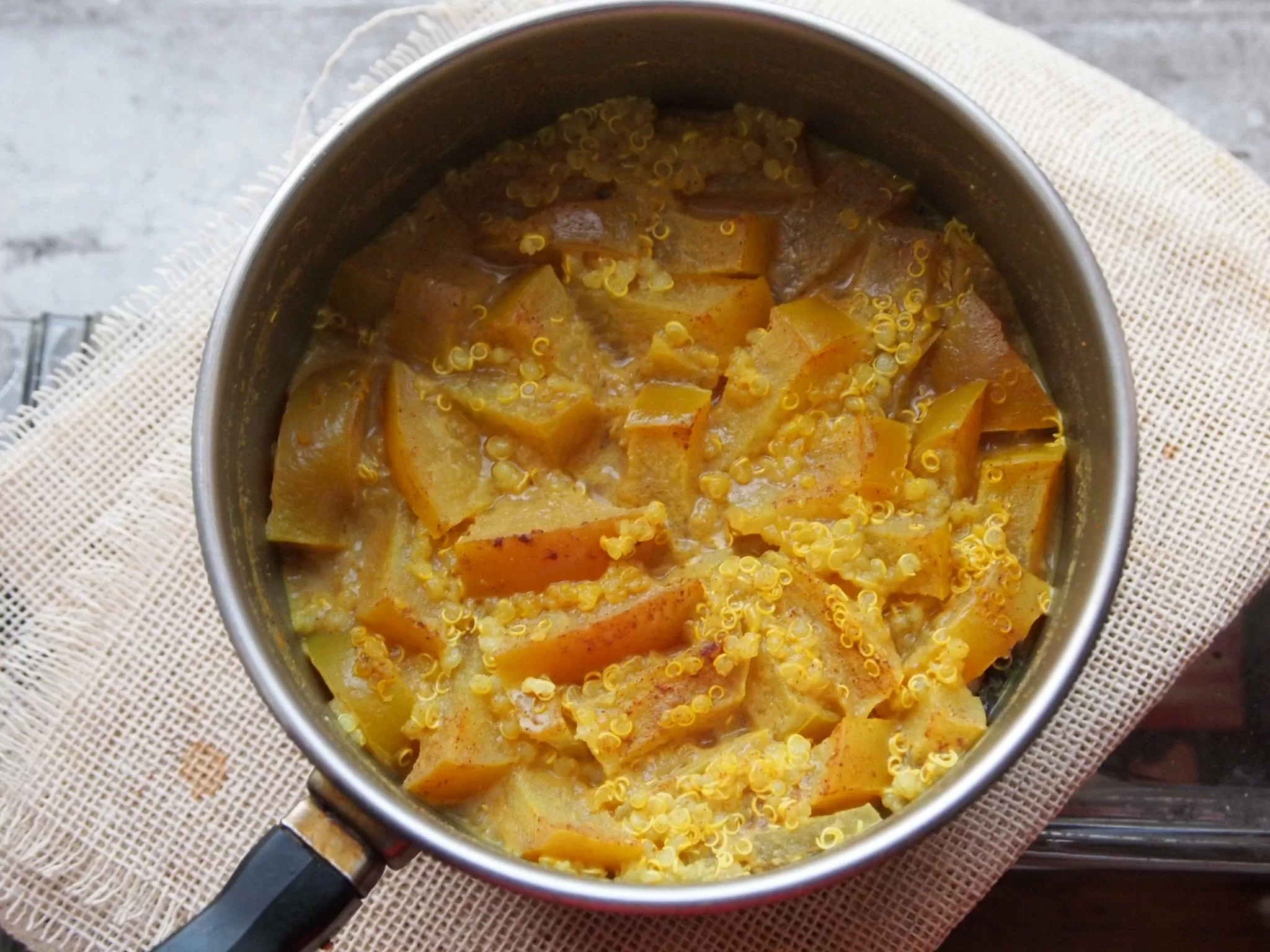 Bebida Caliente De Quinua Con Manzanas, Peras Y Especias