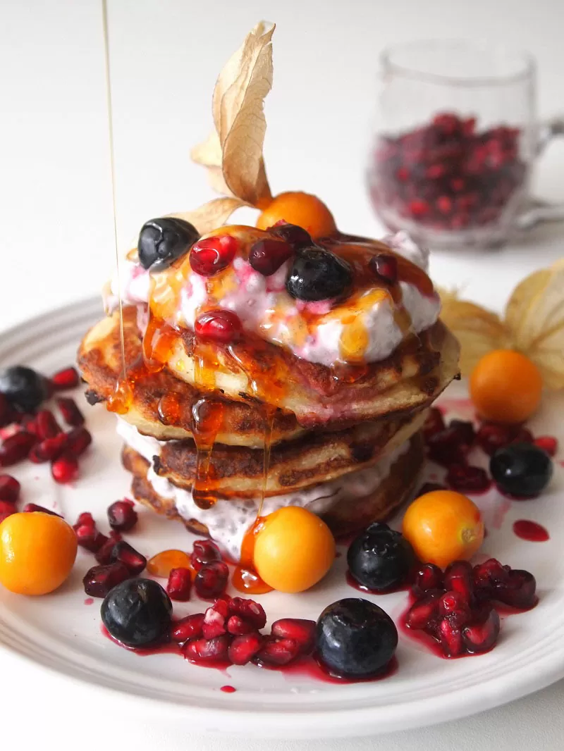 Panqueques (o waffles) de queso fresco con yogurt y mousse de chía