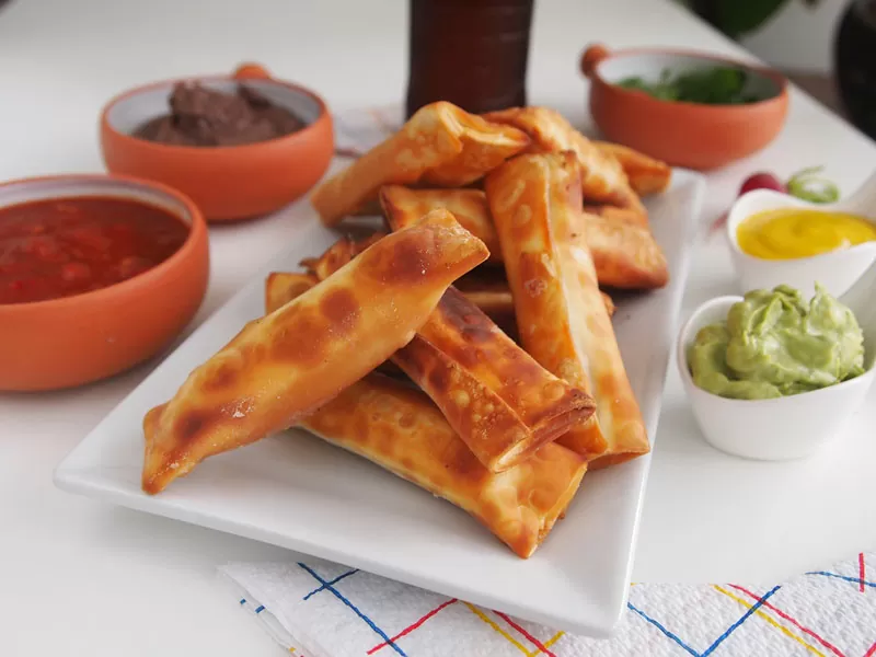 Tequeños Mixtos- Tequeños de dos quesos y jamón con guacamole