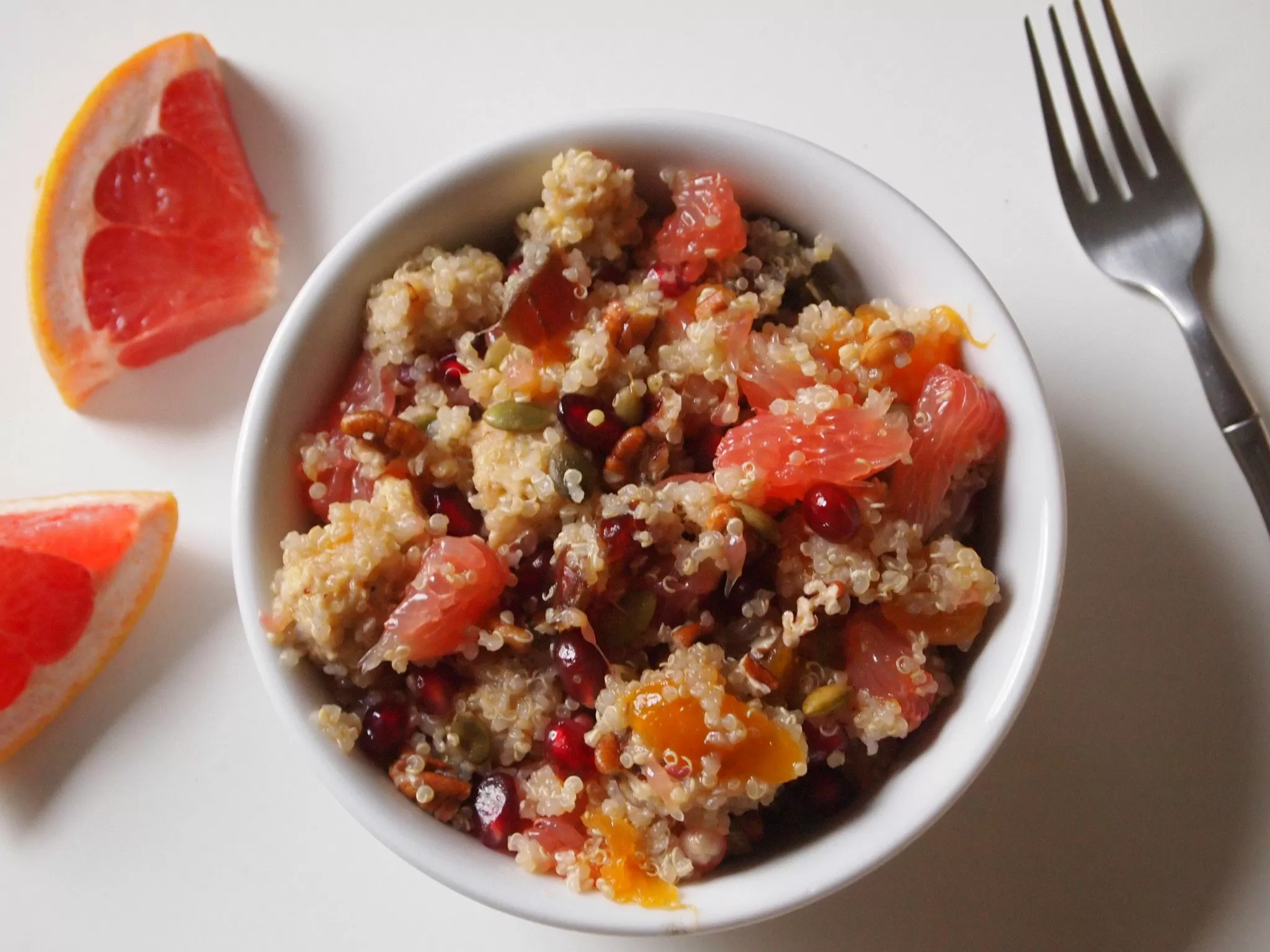 Ensalada de quinua y pomelo de temporada