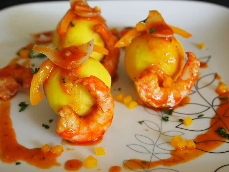 Escabeche de Camarones con Causa – Dos favoritos en un solo plato