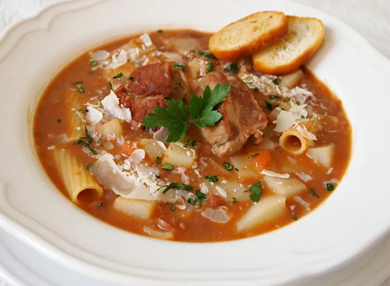 Sopa de frijoles con cerdo que ahorra tiempo