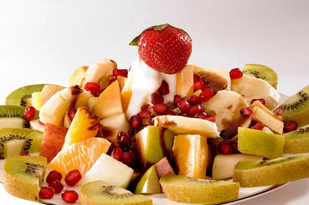 Ensalada de frutas tropicales con polen de abeja