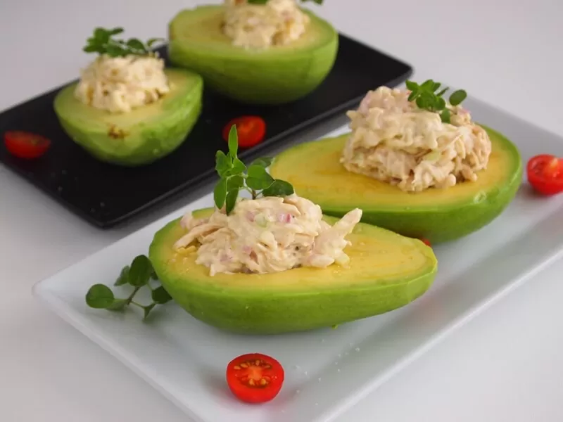 Aguacate Relleno De Ensalada De Pollo