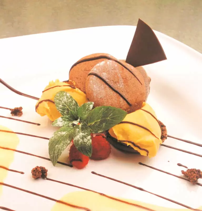 Macarons de chocolate con mousse de lúcuma