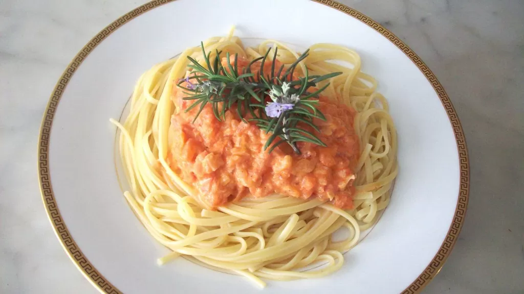 Espaguetis con salsa rosa, pisco y ají panca – Un feliz matrimonio de sabores