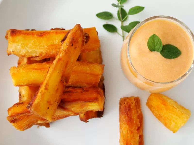 Palitos de yuca fritos con salsa picante – Adictive Super Bowl Munchies