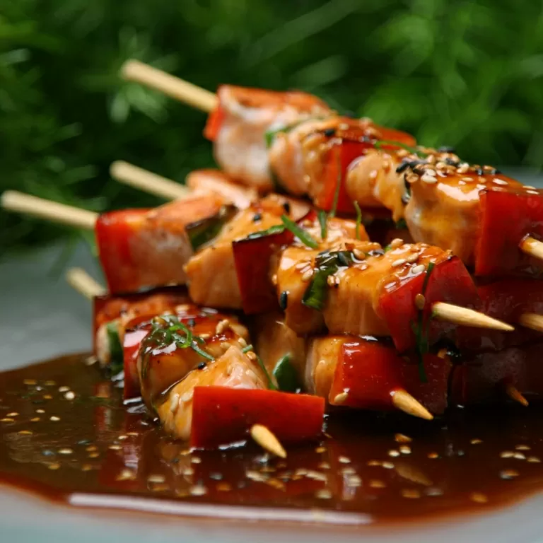Celebrando el Año del Caballo – Anticuchos de Pescado con Salsa Oriental