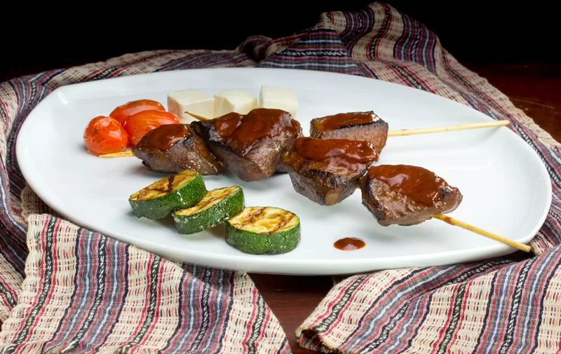 Anticuchos (brochetas de corazón de vaca) – Sabor en barra