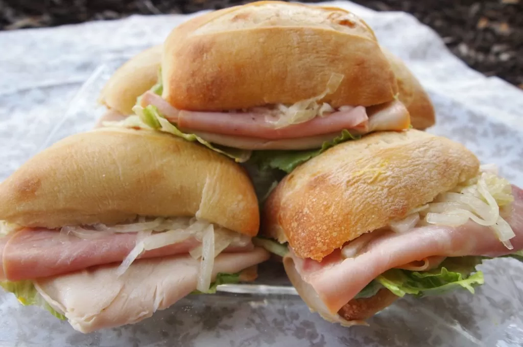 Butifarra Peruana – Clásico sándwich peruano considerado uno de los mejores del mundo.