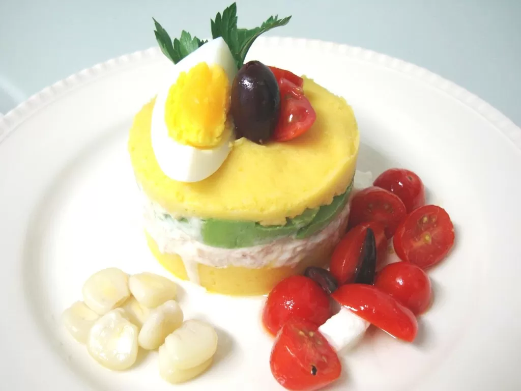 Receta casera de causa peruana, puré de papas en capas relleno de atún