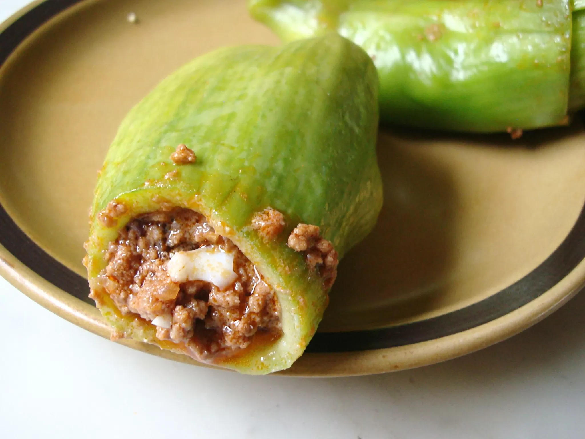 Caiguas rellenas -Caiguas rellenas de ternera, pasas y aceitunas
