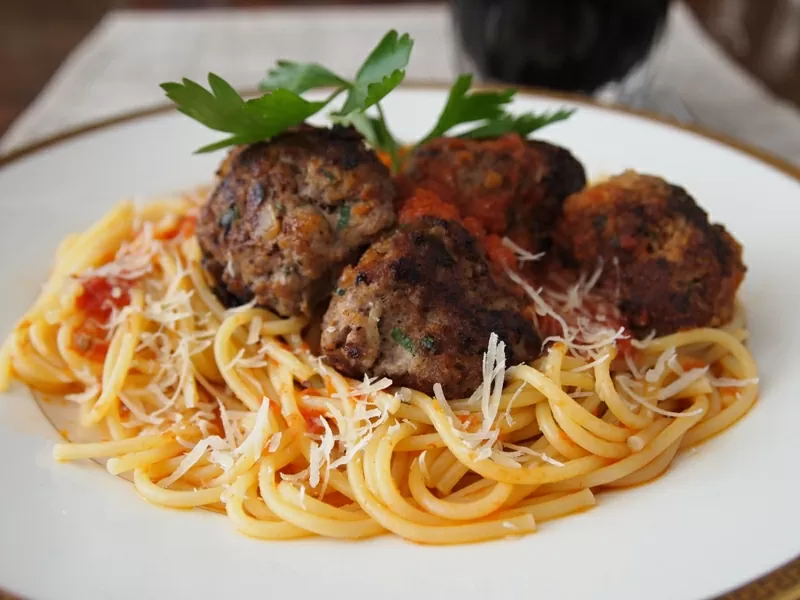 Pasta con salsa de tomate y albóndigas de pavo