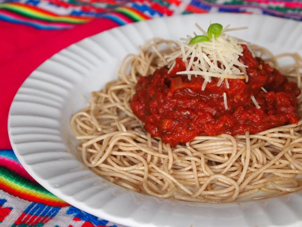 #LunesSinCarne – Tallarines rojos, salsa de tomate para apetitos robustos