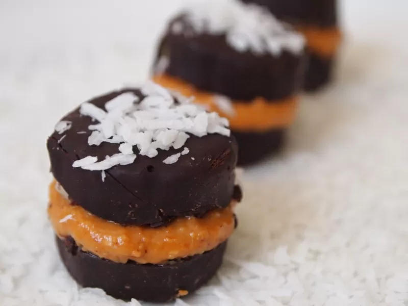 Alfajores de plátano y chocolate con mantequilla de maní y coco