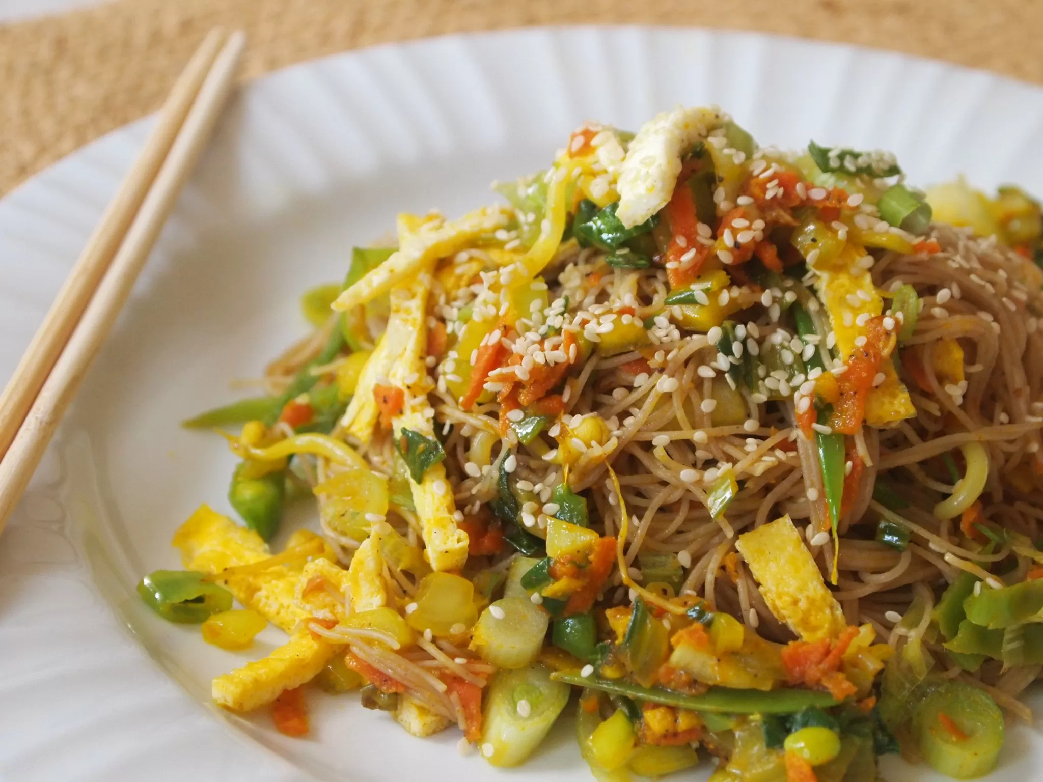 Fideitos Singapur – Fideos de arroz con curry de Singapur