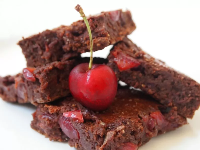 Los brownies de amaranto y cereza más suaves y húmedos jamás creados