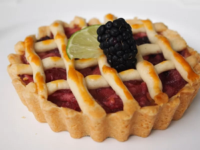 Pie de Manzana – ¡Es un buen día para el pastel de manzana (y moras)!