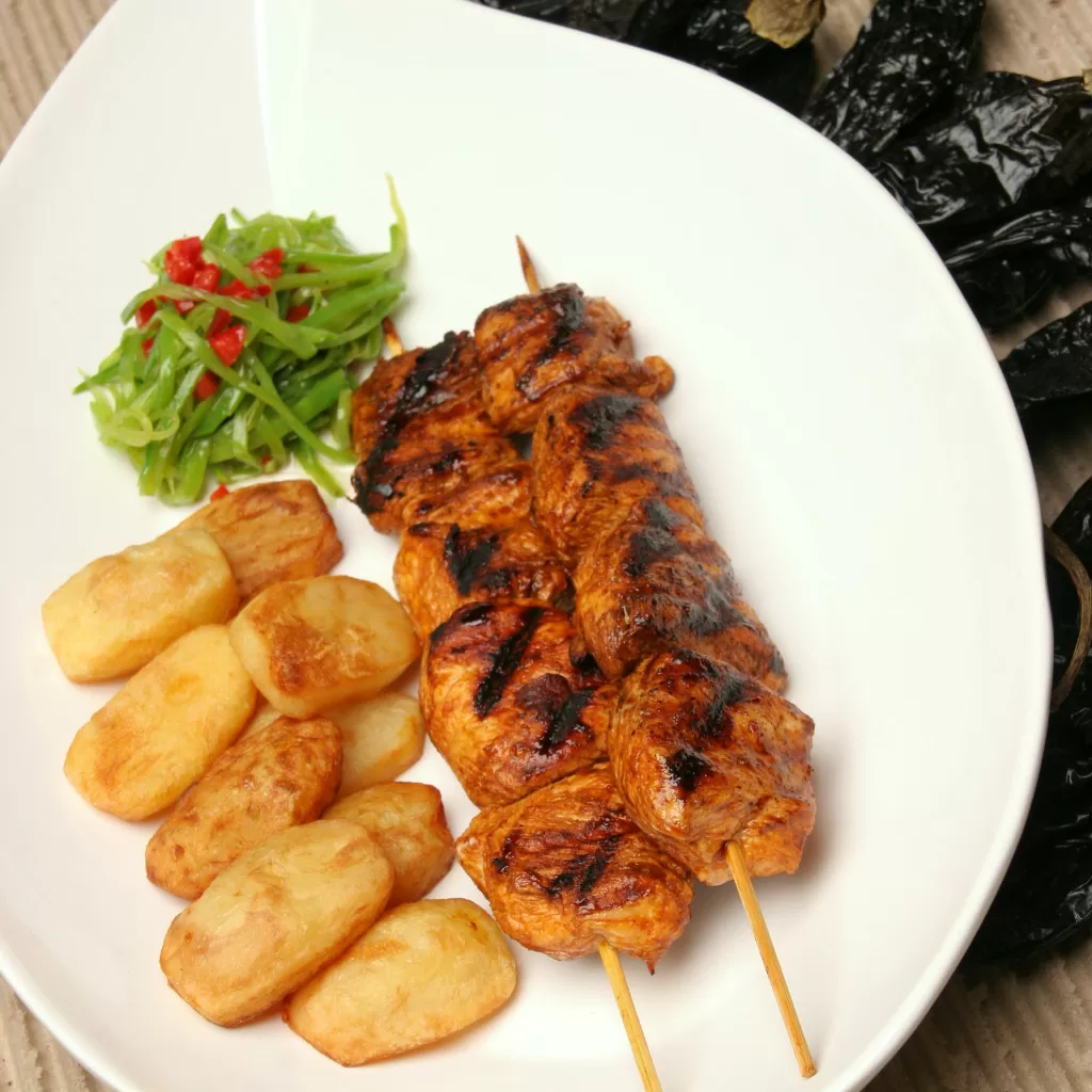 Anticuchos de pollo: comida callejera en su máxima expresión