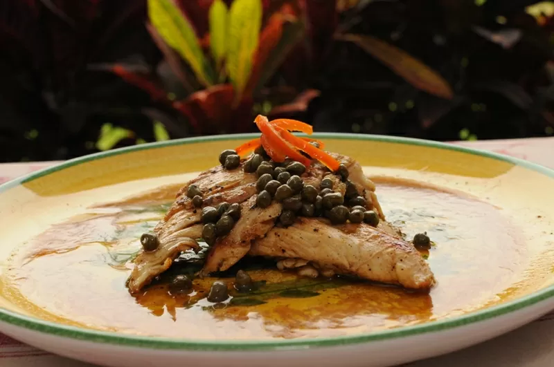 Pollo fácil con salsa de alcaparras y puré de yuca