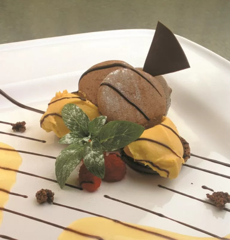 Macarons de chocolate con mousse de lúcuma y natillas