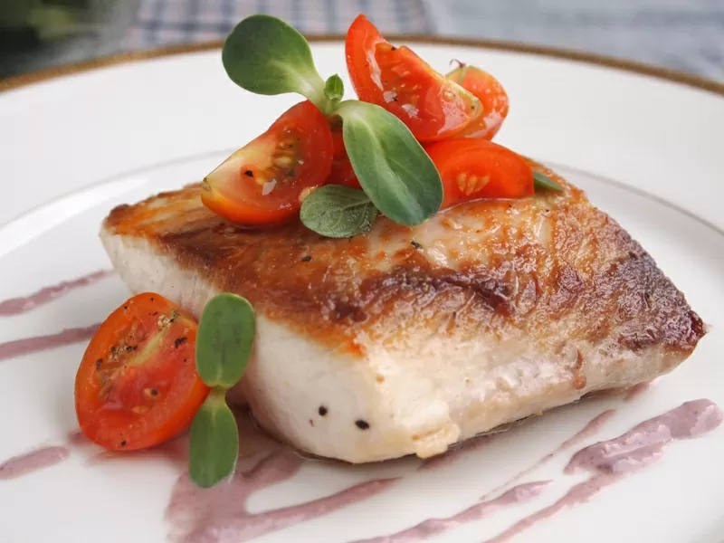 Pescado con salsa de aceitunas negras – Un plato para el Viernes Santo