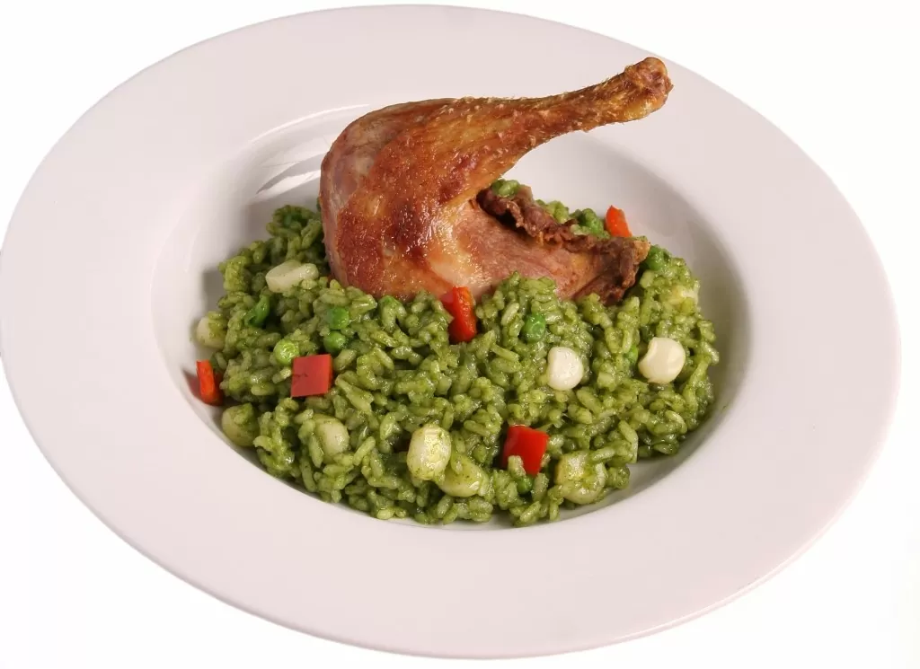 Arroz con pollo, el verde está de moda